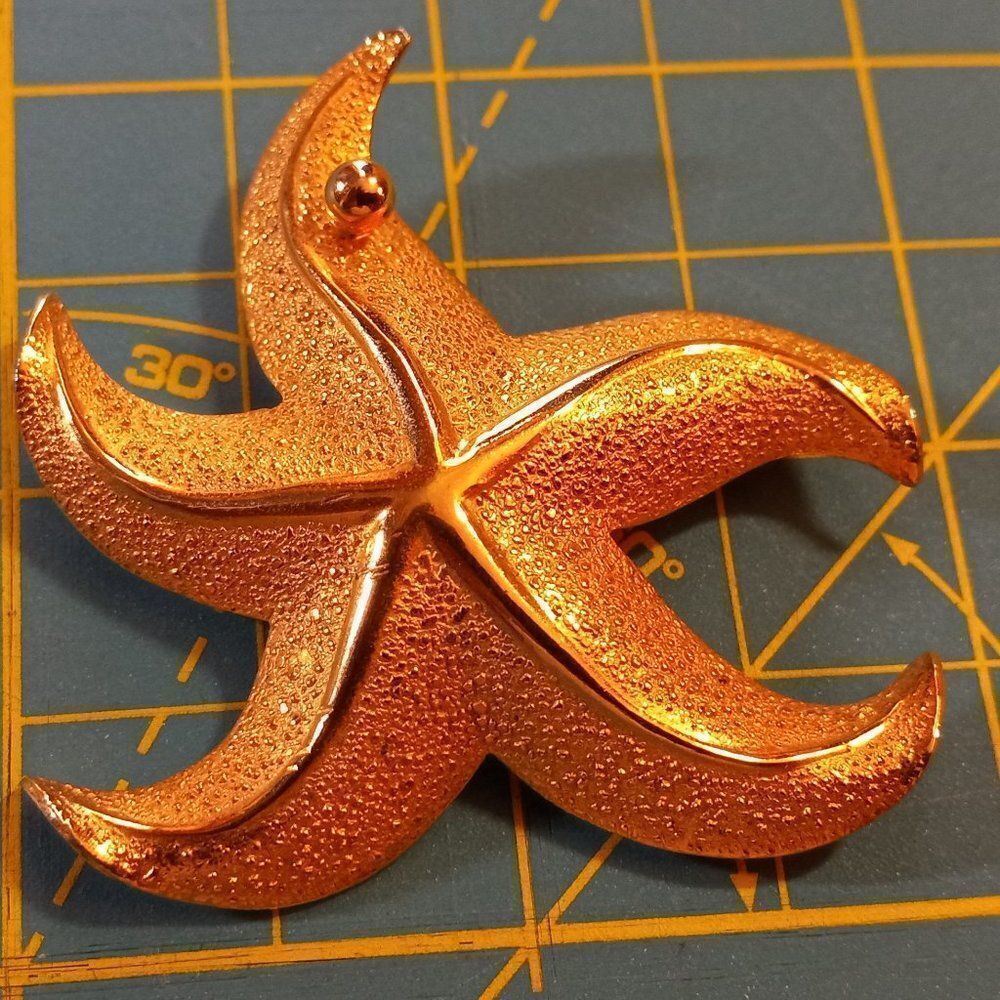 Vintage Giovanni pin (giovan) Gold Tone Metal Brooch